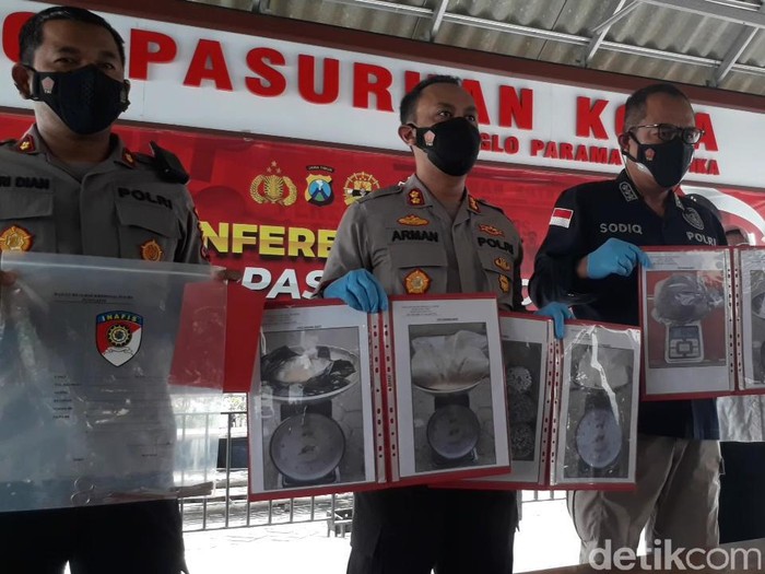 Setelah melakukan pengujian laboratorium selama lima hari, Labfor Polda Jatim merilis berbagai temuan di TKP ledakan dasyat yang tewaskan dua orang di Pasuruan. Ledakan itu dari bahan-bahan berdaya ledak tinggi.