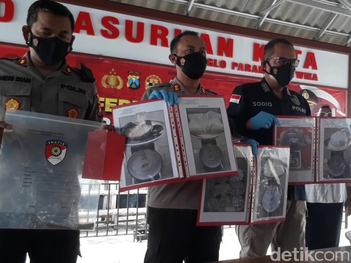 Setelah melakukan pengujian laboratorium selama lima hari, Labfor Polda Jatim merilis berbagai temuan di TKP ledakan dasyat yang tewaskan dua orang di Pasuruan. Ledakan itu dari bahan-bahan berdaya ledak tinggi.