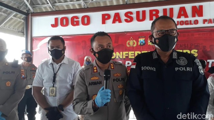 Dua rumah di Kabupaten Pasuruan yang hancur akibat ledakan, merupakan tempat produksi bondet. Sehari, para tersangka mampu memproduksi 2.000 detonator.