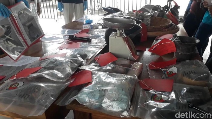 Setelah melakukan pengujian laboratorium selama lima hari, Labfor Polda Jatim merilis berbagai temuan di TKP ledakan dasyat yang tewaskan dua orang di Pasuruan. Ledakan itu dari bahan-bahan berdaya ledak tinggi.