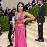 Lourdes terlihat cantik dengan makeup yang berfokus pada riasan mata dan rambut panjang hair extension yang tergerai hingga kakinya. Foto: Getty Images