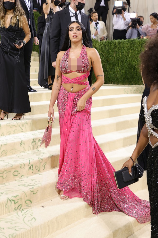 Lourdes Leon yang sering jadi model untuk brand-brand terkenal seperti Marc Jacobs, Swarovski, Juicy Couture hingga Jean Paul Galtier tersebut melengkapi penampilannya dengan tas pink senada. Foto: Getty Images