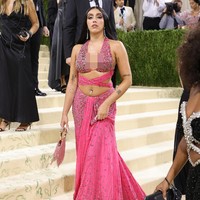 Lourdes Leon yang sering jadi model untuk brand-brand terkenal seperti Marc Jacobs, Swarovski, Juicy Couture hingga Jean Paul Galtier tersebut melengkapi penampilannya dengan tas pink senada. Foto: Getty Images
