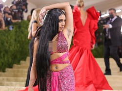 7 Foto Lourdes, Anak Madonna yang Pede Pamer Bulu Ketiak di Met Gala