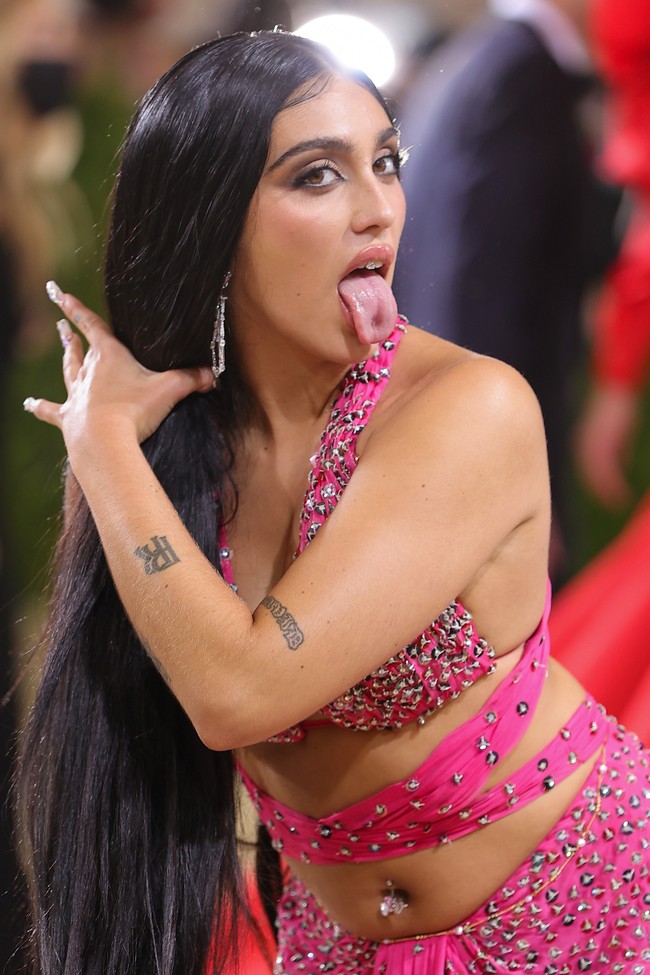 Kebanyakan wanita ingin tampil sempurna di karpet merah, termasuk dengan menghilangkan bulu-bulu halus. Tapi tidak dengan Lourdes. Ia terlihat tidak mencukur habis bulu di ketiak bahkan percaya diri menunjukkan pada publik dan kamera. Foto: Getty Images