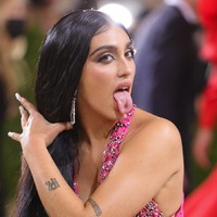 Kebanyakan wanita ingin tampil sempurna di karpet merah, termasuk dengan menghilangkan bulu-bulu halus. Tapi tidak dengan Lourdes. Ia terlihat tidak mencukur habis bulu di ketiak bahkan percaya diri menunjukkan pada publik dan kamera. Foto: Getty Images