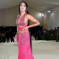 Wanita yang pernah menjadi aktris juga sutradara ini mengenakan setelan pink rancangan Jermy Scott dari rumah busana Moschino. Terdiri dari bra dan rok panjang, busana itu juga tampak semakin mencuri perhatian karena aksen manik-manik gemerlapan. Foto: Getty Images