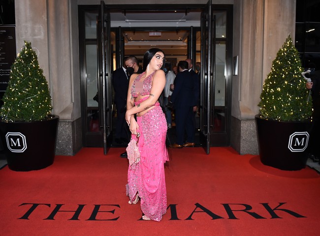 Lourdes Leon atau Lola dikenal berani mengekspresikan diri seperti ibunya, Madonna. Kemarin wanita 24 tahun itu pun tampil mencuri perhatian di Met Gala. Selain dengan busana seksi yang mengekspos bagian tubuhnya, ia juga tak ragu memamerkan bulu ketiak. Foto: Getty Images