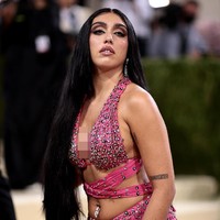 Hal lain yang membuatnya jadi sorotan adalah anting tindik di pusar. Foto: Getty Images