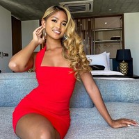 Menjadi dewasa sangat berat, aku sadar bagaimana sulitnya mendapatkan uang. Kami makan seadanya setiap hari seperti nasi dan ikan asin. Aku ingat sering merasa kelaparan dan orangtuaku meminjam uang dari tetangga untuk membeli makanan. Rumah kami hanya dibuat dari kayu, kenang Maeurn. Foto: dok. Instagram/@maeurn.tv