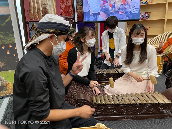 Mahasiswa Jepang Belajar Tari Jaipong dan Degung