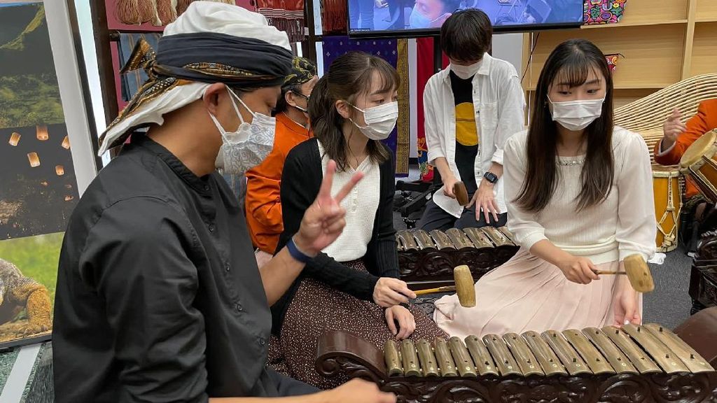 Keren! 26 Mahasiswa Jepang Ini Belajar Tari Jaipong dan Degung Jawa Barat
