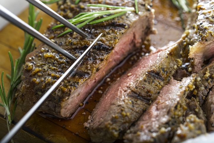 5 Fakta Makan Daging Mentah dalam Islam dan Kesehatan