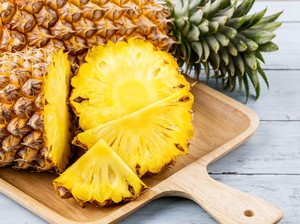 Ngilu! Wanita Thailand Ini Mukbang Makan Nanas Utuh Digigit Langsung