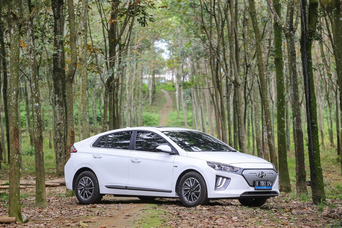 Tak sampai setahun ke depan Indonesia sudah akan menjadi produsen mobil listrik. Mobil listrik perdana itu akan lahir dari pabrik Hyundai yang berlokasi di Karawang.