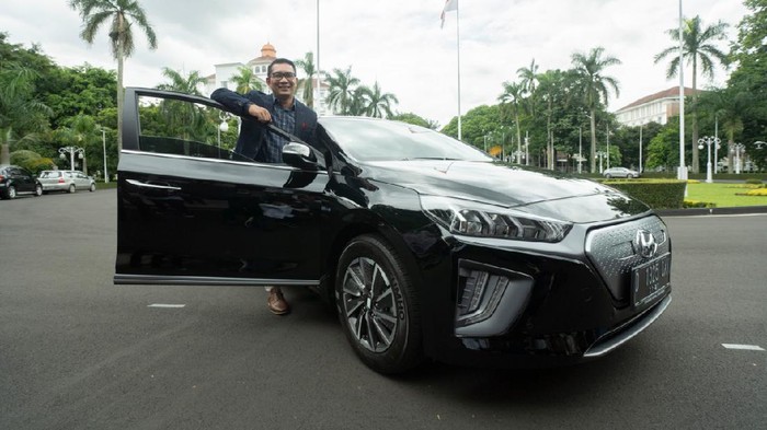 Mantap! Indonesia Bakal Jadi Produsen Mobil Listrik Tak sampai setahun ke depan Indonesia sudah akan menjadi produsen mobil listrik. Mobil listrik perdana itu akan lahir dari pabrik Hyundai yang berlokasi di Karawang.
