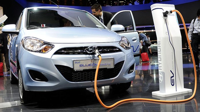 Tak sampai setahun ke depan Indonesia sudah akan menjadi produsen mobil listrik. Mobil listrik perdana itu akan lahir dari pabrik Hyundai yang berlokasi di Karawang.