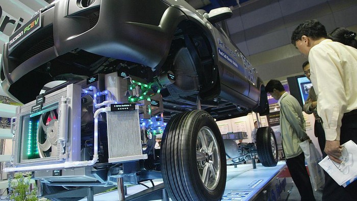 Mantap! Indonesia Bakal Jadi Produsen Mobil Listrik Tak sampai setahun ke depan Indonesia sudah akan menjadi produsen mobil listrik. Mobil listrik perdana itu akan lahir dari pabrik Hyundai yang berlokasi di Karawang.