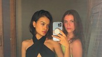 Pose dengan Eva Celia, keduanya sama-sama cantik. Foto: Instagram Sophia Latjuba dan Manuella