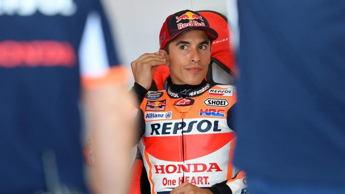 Honda Spanish rider Marc Marquez sits in the box during the second MotoGP free practice session ahead of the Moto Grand Prix of Aragon at the Motorland circuit in Alcaniz on September 10, 2021. (Photo by LLUIS GENE / AFP)