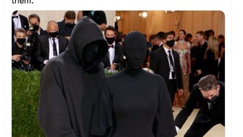 Lingard yang blunder dan Wan Bissaka yang kena kartu merah menyamar agar Ronaldo tidak memarahi mereka. Foto: Twitter