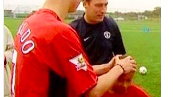 Cristiano Ronaldi ceritanya memakai mesin waktu ke tahun 2003 untuk memberitahu Lingard agar dia tidak main sepakbola. Foto: Twitter