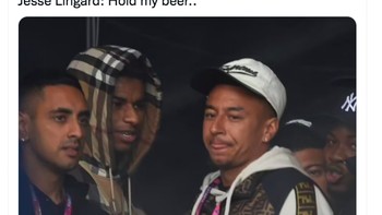 Awalnya Wan Bissaka yang dianggap akan jadi sasaran kritik karena kena kartu merah, tapi kesalahan Lingard lebih fatal. Foto: Twitter