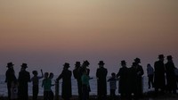 Dalam bahasa Ibrani, Tashlich artinya membuang. Upacara ini dilakukan sebelum hari besar umat Yahudi, Yom Kippur yang dianggap sebagai hari tersuci yang dimulai saat matahari terbenam. AP Photo/Ariel Schalit  