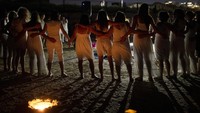 Ayam atau ayam jantan tersebut dipilih menurut jenis kelamin orang yang bertobat, mewakili orang yang dosanya ditebus dan akan disembelih dan disumbangkan untuk amal beberapa saat setelah ritual selesai. AP Photo/Maya Alleruzzo  