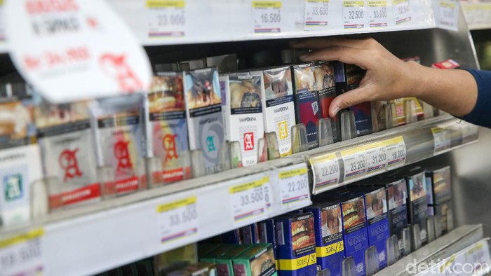 Sejumlah minimarket di DKI Jakarta mulai menutupi pajangan produk rokok. Namun ada juga yang tetap membuka displaynya di tengah pro-kontra larangan memajang bungkus rokok.
