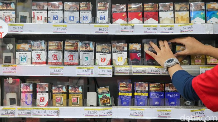 Sejumlah minimarket di DKI Jakarta mulai menutupi pajangan produk rokok. Namun ada juga yang tetap membuka displaynya di tengah pro-kontra larangan memajang bungkus rokok.
