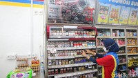 Perihal konsisitensi dalam menutup display rokok sempat disinggung Ketua Harian Yayasan Lembaga Konsumen Indonesia (YLKI), Tulus Abadi. Menurutnya, penjualan rokok di Indonesia dan DKI khususnya, sudah terlalu masif dan perlu dikendalikan. Menurut Tulus, menutup display rokok di minimarket memang tidak serta merta mengurangi jumlah perokok. Namun sekurangnya, bisa mengurangi paparan promosi rokok pada anak-anak.