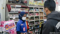 Dewan Penasehat Hippindo Tutum Rahanta mengatakan, petugas yang menutup etalase di minimarket menggambarkan seolah-olah minimarket sebagai penjual terbanyak dari rokok. Padahal, kata dia, minimarket hanya menguasai 5% dari total penjual rokok, sisanya 95% berada di luar minimarket.