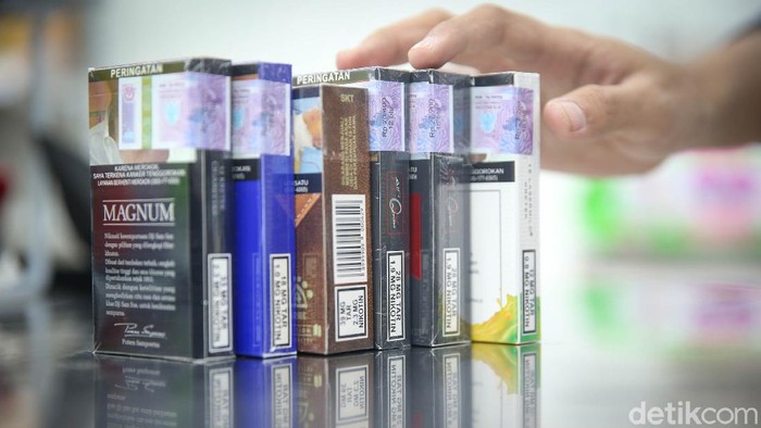 Mengintip Penjualan Rokok di Tengah Pro-Kontra Penutupan Display Sejumlah minimarket di DKI Jakarta mulai menutupi pajangan produk rokok. Namun ada juga yang tetap membuka displaynya di tengah pro-kontra larangan memajang bungkus rokok.