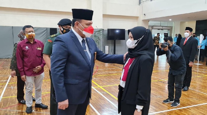 KPK telah melantik 18 pegawainya yang telah lulus mengikuti diklat bela negara karena tak lolos tes wawasan kebangsaan (TWK).
