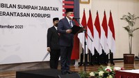 Firli mengatakan selaku lembaga penegak hukum, KPK tidak akan memberikan penangguhan dalam bentuk apapun terhadap oknum pegawai KPK yang diduga terlibat melakukan tindak pidana korupsi. Dia menyebut 18 pegawai yang dilantik menjadi ASN telah menerima doa dan kepercayaan dari seluruh masyarakat dan secara konstitusional untuk mengabdi pada negara di KPK.