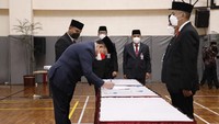 Wakil Ketua KPK Alexander Marwata mengatakan, pelantikan 18 pegawai tersebut berdasarkan keputusan rapat koordinasi yang dihadiri oleh Menteri Hukum dan HAM, Menteri PAN-RB dan Kepala BKN. Serta 5 Pimpinan KPK bersama Sekretaris Jenderal, Kepala Biro Hukum, dan Plt Kepala Biro SDM KPK pada tanggal 13 September 2021 di kantor BKN.