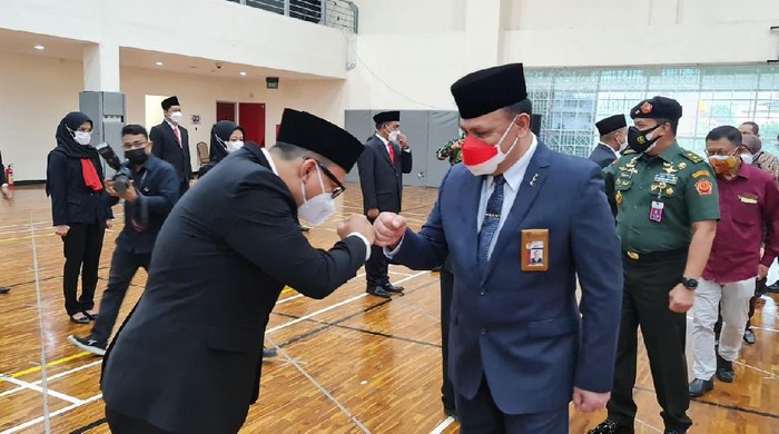 KPK telah melantik 18 pegawainya yang telah lulus mengikuti diklat bela negara karena tak lolos tes wawasan kebangsaan (TWK).