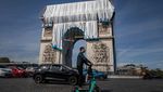 Kala Monumen Ikonik Paris Diselimuti Kain Perak