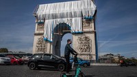 Mengutip Travel+Leisure, Rabu (15/9/2021), sebuah kreasi terakhir mendiang seniman Christo, Arc de Triomphe ditutupi kain biru keperakan seluas sekitar 25.000 meter persegi dan tali merah sepanjang 3.000 meter. Butuh waktu hampir 12 minggu untuk menyelesaikannya.  