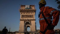 Mereka sudah berencana membungkus Arc de Triomphe dengan kain sejak tahun 60-an saat mereka tinggal di dekat monumen tersebut. Namun Christo meninggal pada Mei 2020.  