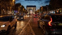 Arc de Triomphe bukanlah karya besar pertama Christo di Paris. Pada tahun 1985, dia juga pernah membungkus jembatan Pont Neuf dengan kain kuning.  