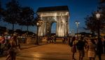 Kala Monumen Ikonik Paris Diselimuti Kain Perak