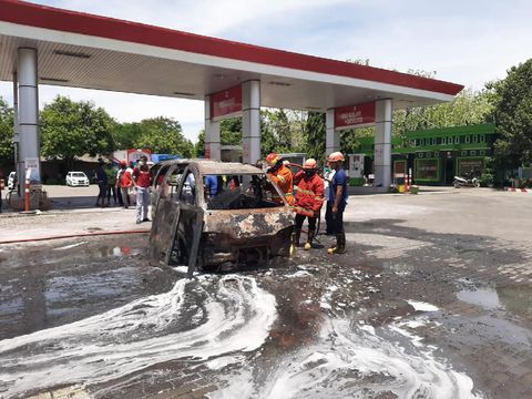 MPV Ludes Terbakar Di SPBU Nganjuk, Suami Istri Selamat