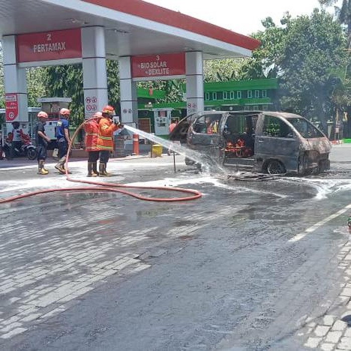 MPV Ludes Terbakar Di SPBU Nganjuk, Suami Istri Selamat