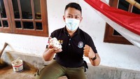 Petugas Damkar menunjukkan telur yang berhasil dievakuasi dari sarang king kobra.