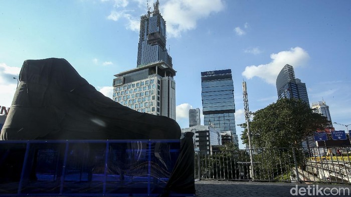 Pak Anies, Ada Tugu Sepatu Baru di Sudirman? Sebuah kain hitam menutupi benda berbentuk sepatu besar di Kawasan Sudirman, Jakarta, Rabu (15/9/2021). Penasaran?
