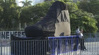 Seorang warga terlihat mengabadikan momen tersebut untuk swafoto. 
