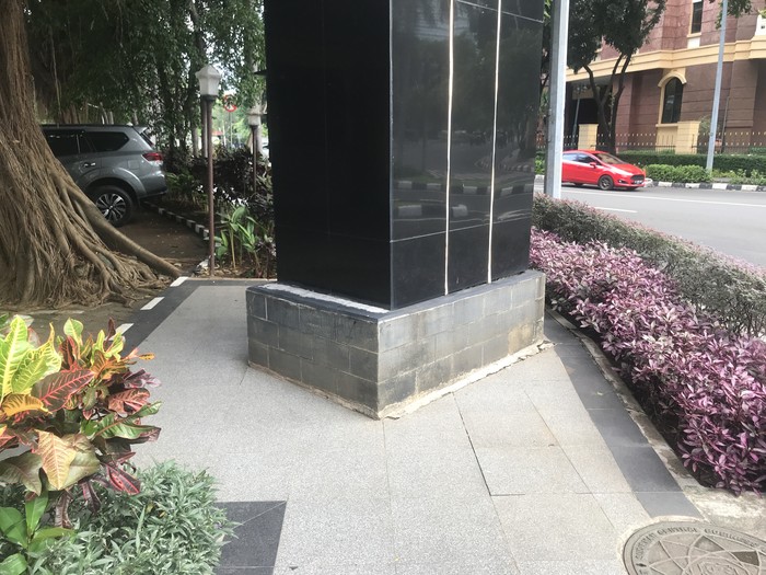 Papan iklan di SCBD Jakarta Selatan, halangi trotoar.