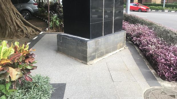 Papan iklan di SCBD Jakarta Selatan, halangi trotoar.